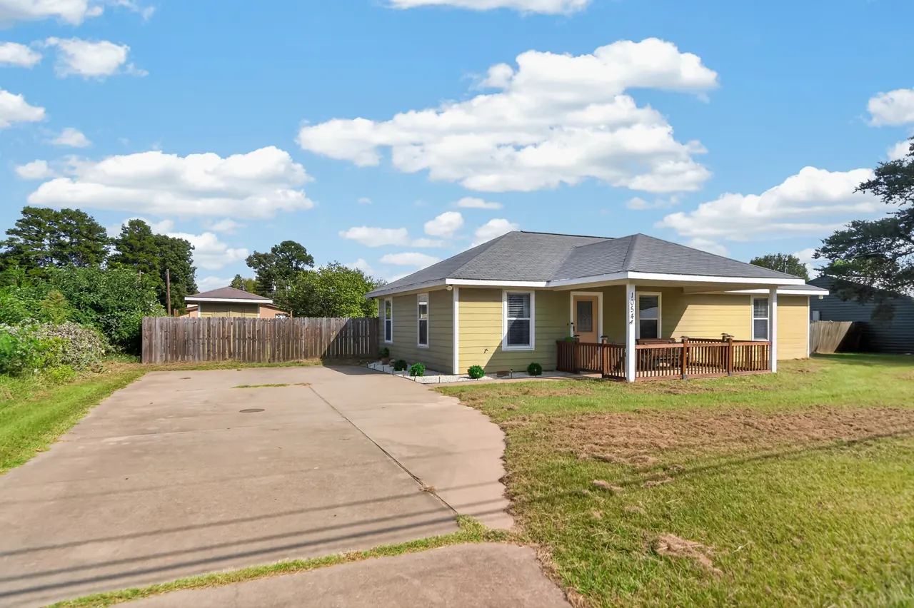 Concrete driveway and open front yard at 1054 Caroline Ln in Shadybrook, a gated Lake Palestine community in Bullard, TX.