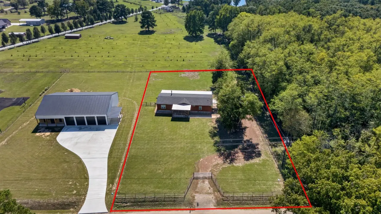 Aerial view of the fenced 1-acre lot with an approximate boundary outline drawn in red at 21138 County Road 4202 in Chandler, TX, across from Brown's Landing on Lake Palestine.